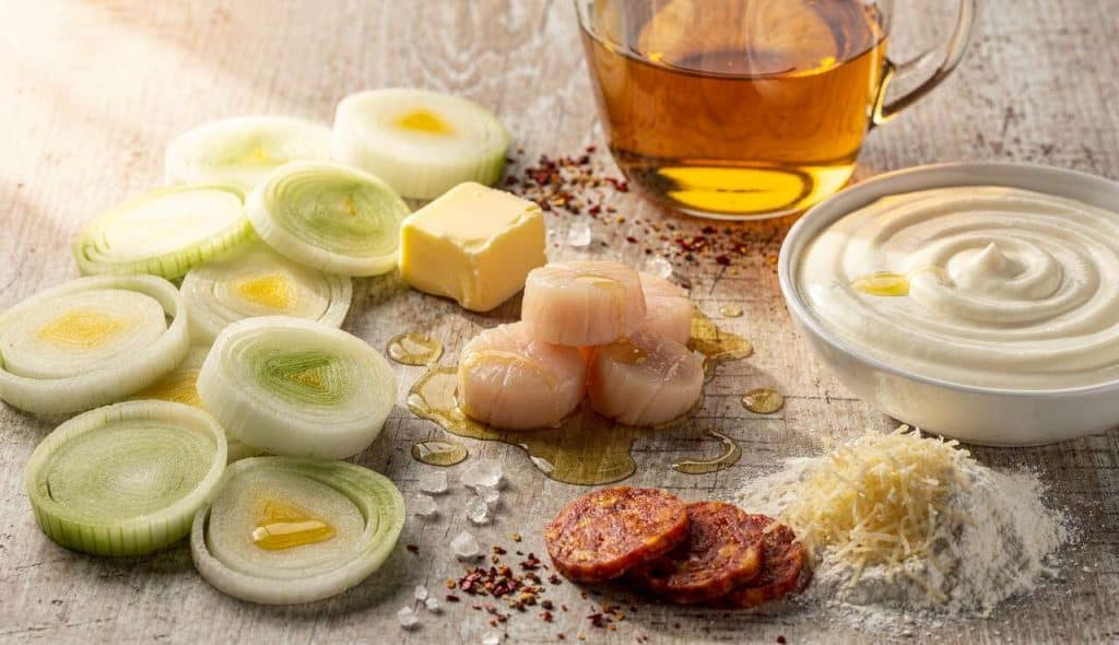 Crème de Poireaux aux Saint-Jacques, sablés Parmesan Chorizo