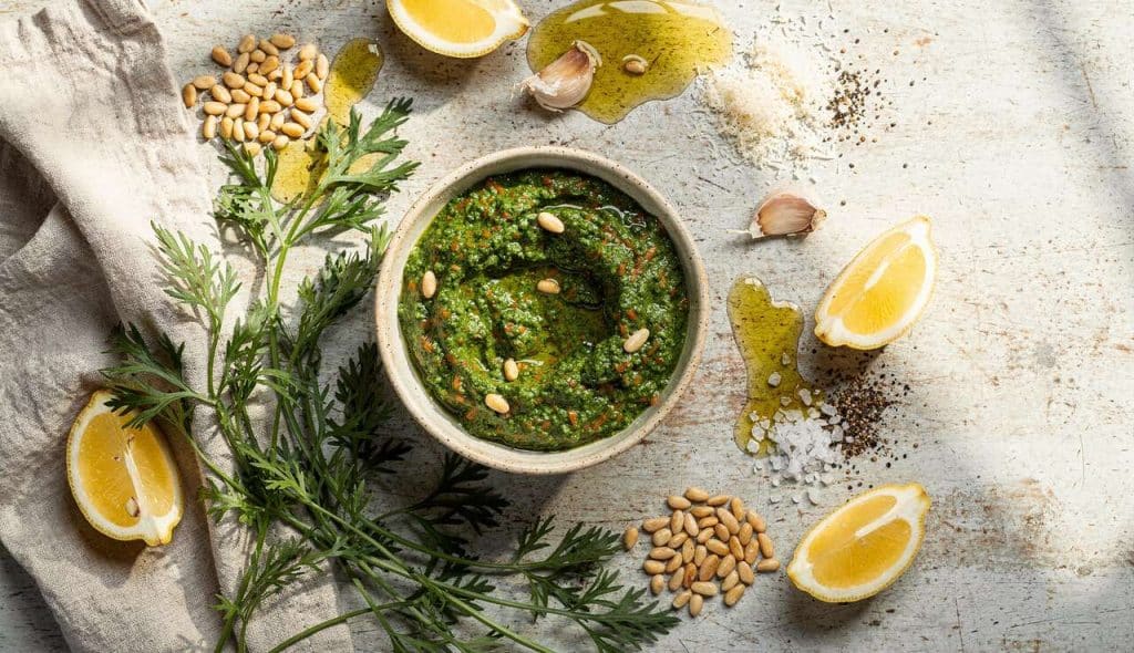 Recette de pesto aux fanes de carottes anti-gaspi