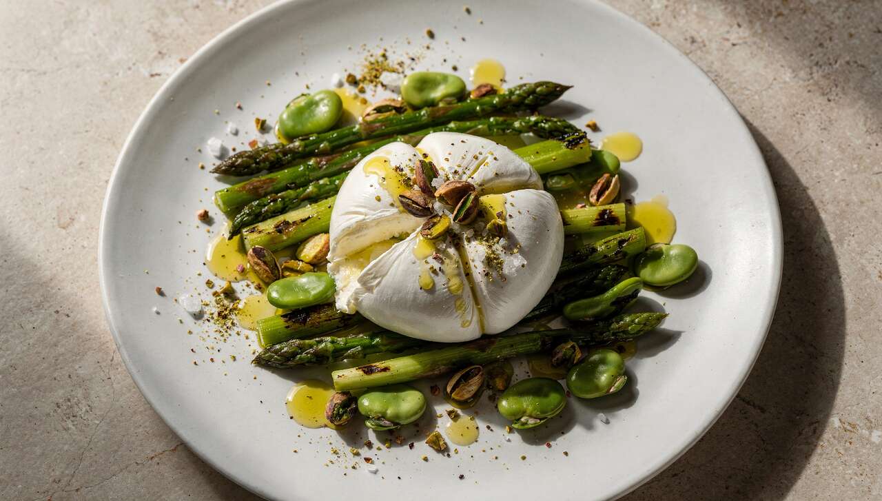 Burrata gourmande avec asperges vertes, fèves et pistaches