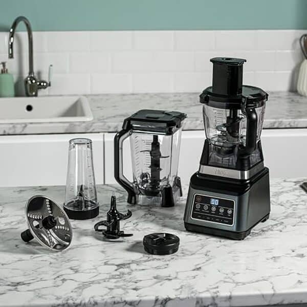 Découvrez le Ninja BN800EU, un robot de cuisine 3-en-1 qui révolutionne la préparation culinaire par sa performance et sa polyvalence incomparables.