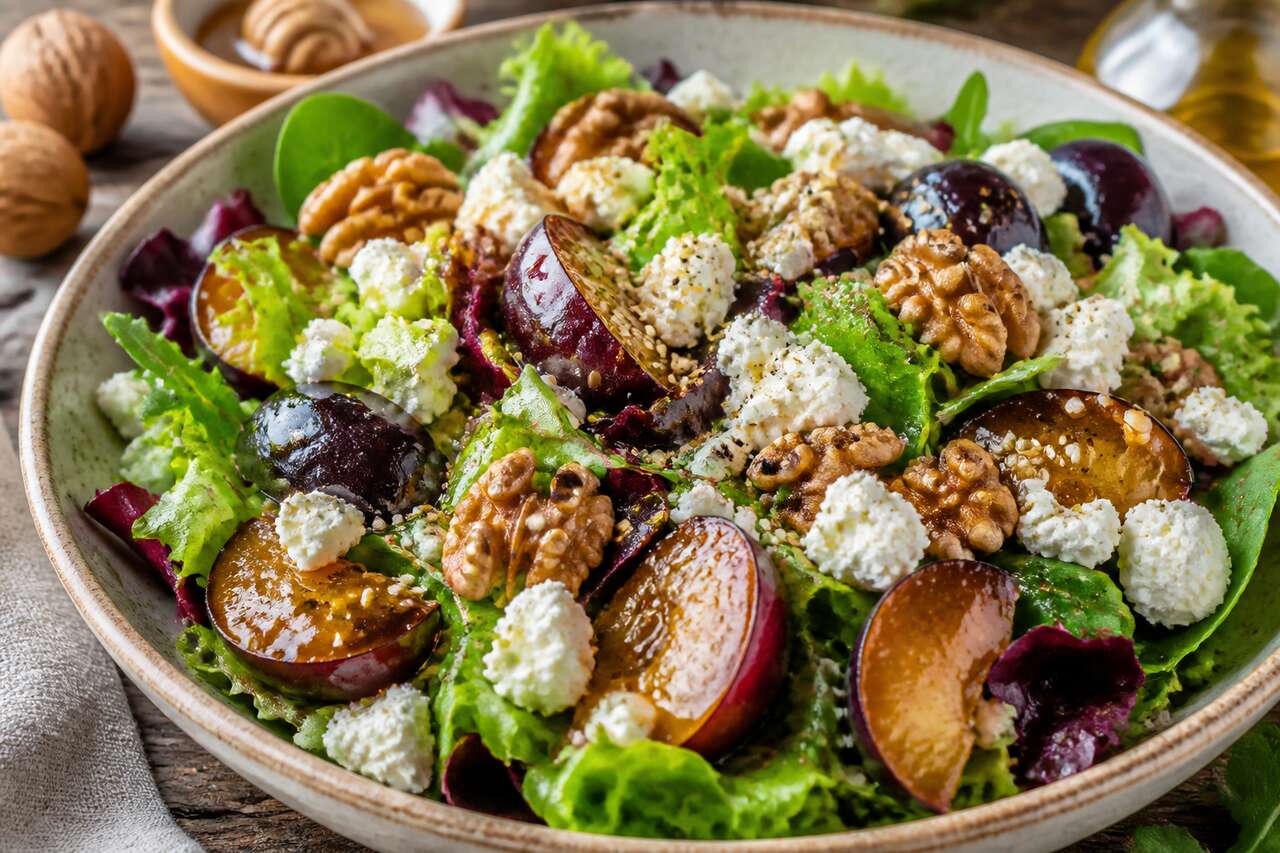 Salade anti-gaspi : prune, chèvre et noix