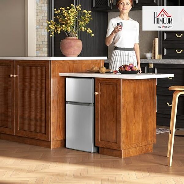 Découvrez notre test détaillé du réfrigérateur congélateur HOMCOM 88 L : performances, design et praticité du meilleur mini frigo compact et silencieux du marché.
